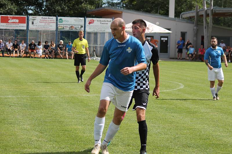 Fotbalisté Buku (v modrém) porazili v místním derby I. B třídy Horní Žďár 3:0.