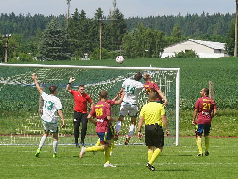 Fotbalisté Nové Bystřice porazili Starou Hlínu (v bílém) 5:2 a zahrají si finále OP poháru.