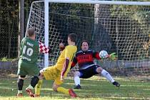 Fotbalisté Plavska (ve žlutém) absolvovali podzim bez jediného bodu a po porážce s Rapšachem 1:4 uzavírají tabulku OS sk. A. Foto: archiv SK Rapšach