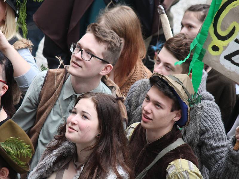 V pátek odpoledne se třetí zámecké nádvoří zaplnilo majálesovými maskami studentů čtyřech hradeckých středních škol.