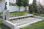 Nové opravený společný pomník na starém hřbitově v Dačících šesti občanům, kteří zahynuli krátce po skončení 2. světové války při odklízení munice. 