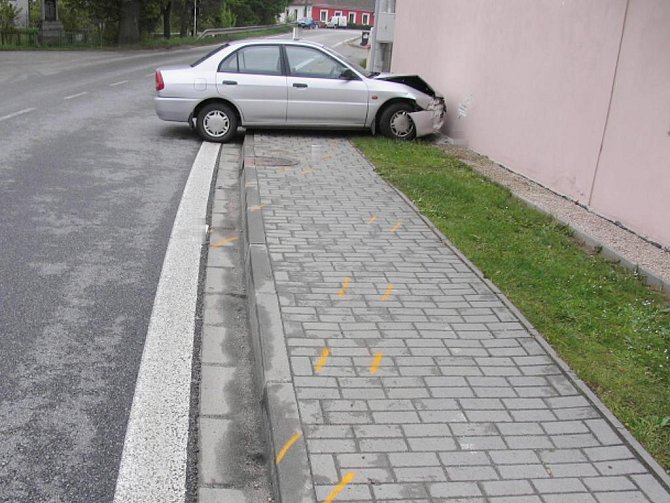 Auto, které zranilo v Tušti chodce, se zastavilo o zeď domu.Škoda na autě je 30 tisíc a na zdi tisíc korun. 