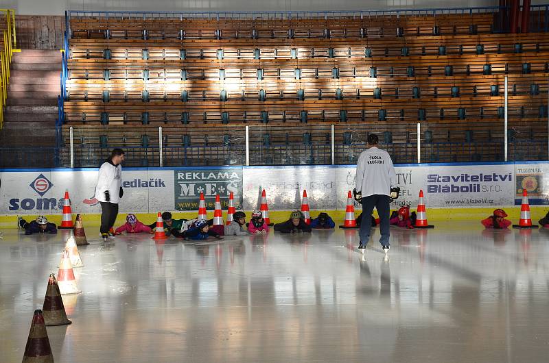 Školu bruslení v novém školním roce zahájili žáci druhých tříd z jindřichohradecké 5. základní školy.