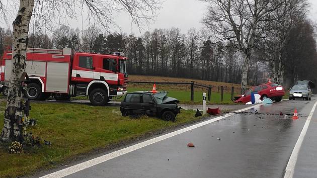 V pověstné zatáčce u Otína se stala další tragická dopravní nehoda. Při čelním střetu s fabií zemřel řidič citroenu.