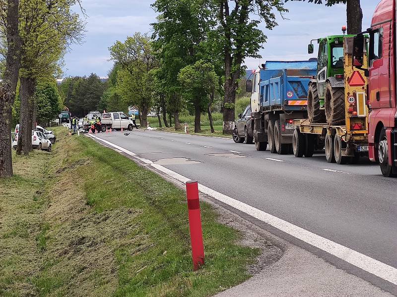 Střet tří aut 26. 5. 2021 mezi Jindřichovým Hradec a Děbolínem, kousek za odbočkou na letiště, si vyžádal jeden lidský život. Ve směru od Prahy stála kolona kamionů. jejichž řidiči čekali, až se silnice uvolní.