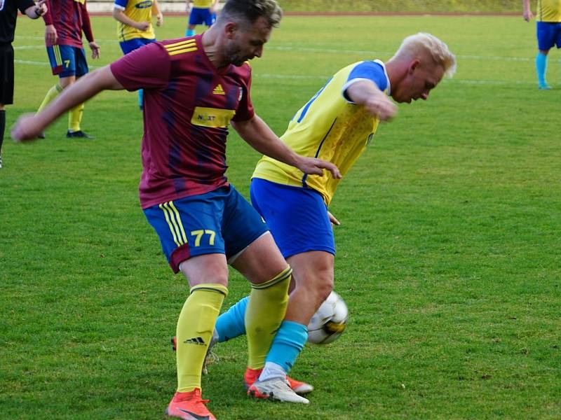 Fotbalisté Nové Bystřice (ve fialových dresech) v hlavním taháku 12. kola I. B třídy remizovali s Novou Včelnicí 1:1.