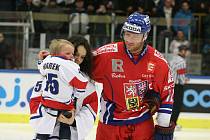 Čeští hokejisté odehráli v Jindřichově Hradci před osmi lety dva duely s Lotyšskem. Tomu úvodnímu předcházel ceremoniál, při němž byl zimní stadion  přejmenován na počest tragicky zesnulého odchovance hradeckého hokeje Jana Marka.