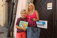 Příspěvek do kabelkové sbírky Deníku věnovali policejní mluvčí Hana Millerová a její syn Matyáš.