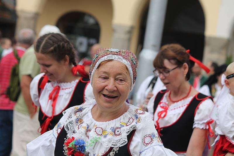 Malí i velcí. Přes sto krojovaných účastníků z jihočeských folklorních skupin se účastnilo průvodu.