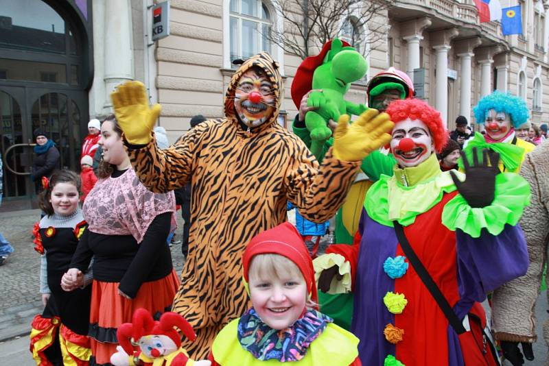 Masopustní průvod centrem Jindřichova Hradce skončil na náměstí Míru, kde se konaly soutěže v pojídání zabijačkových specialit.