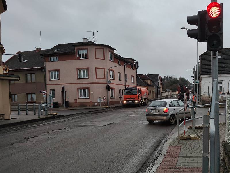 V pondělí začala v Jindřichově Hradci - ve Zbuzanech rekonstrukce dopravně zatížené výpadovky na Prahu. Jedná se o úsek od mostu přes Nežárku k nadjezdu ke školnímu statku.