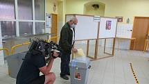 Největší zájem o volby do krajského zastupitelstva a senátu zaznamenala zatím volební komise v Kardašově Řečici, od 14 hodin se nestačili ani nadechnout.