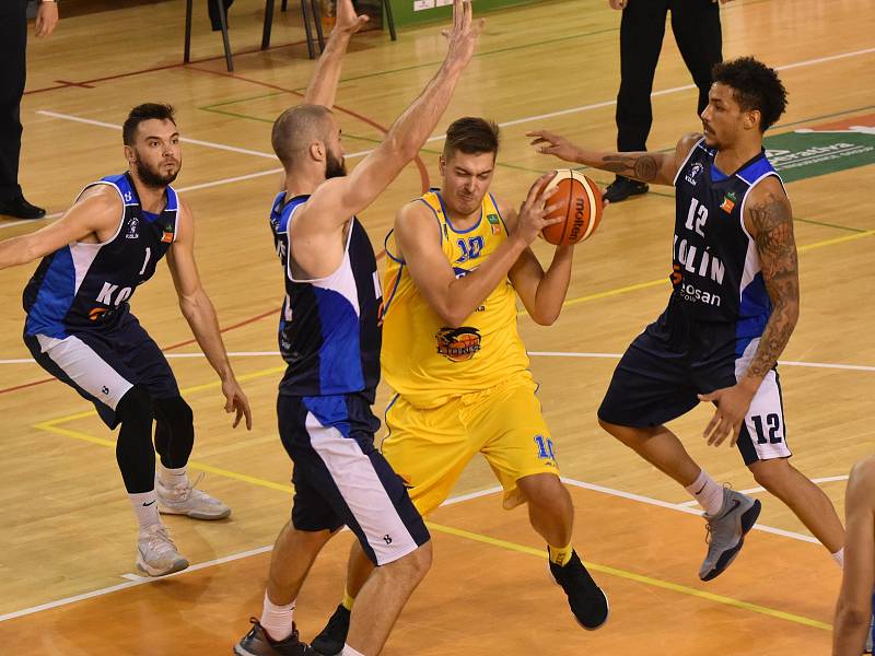 V OBKLÍČENÍ hráčů Kolína se ocitl jindřichohradecký Dalibor Fait (u míče). Fio basket v Kolíně prohrál 89:84.