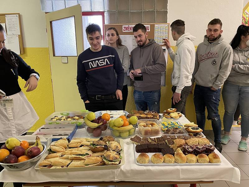 Studenti napekli nejrůznější druhy sladkého pečiva, nechyběly ani obložené bagety a ovoce.