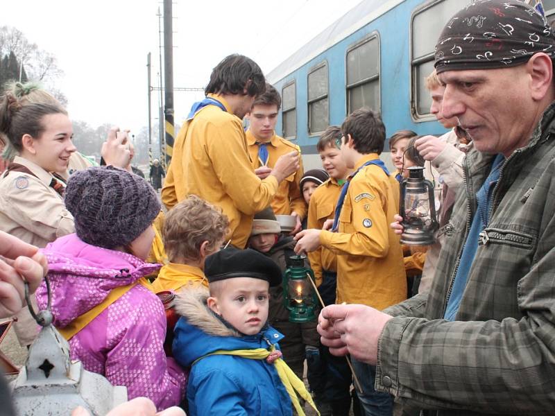 Do Jindřichova Hradce skauti dovezli Betlémské světlo.