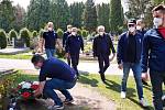 Čeští hokejoví reprezentanti se přišli na jindřichohradecký hřbitov uctít památku místního rodáka a výtečného hokejisty Jana Marka. Foto: Ondřej Kalát