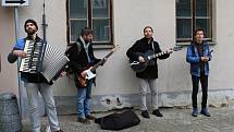 Při roznášení básní v ulicích Třeboně v rámci Guerilla poetringu doprovázela básníky kapela Zrní.
