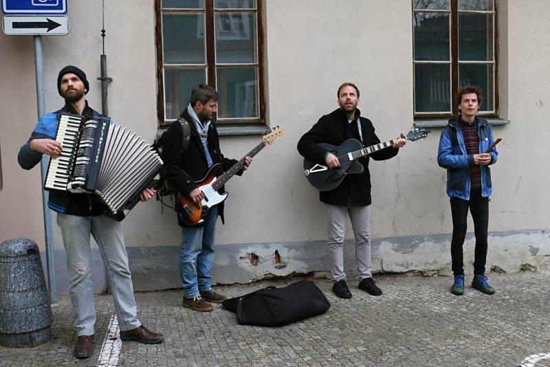 Při roznášení básní v ulicích Třeboně v rámci Guerilla poetringu doprovázela básníky kapela Zrní.