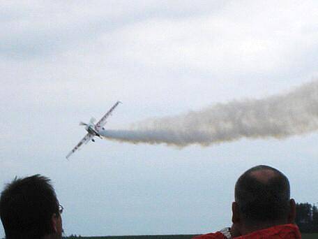 Nedělní soutěž Flymaster na jindřichohradeckém letišti se stala lákadlem pro veřejnost.