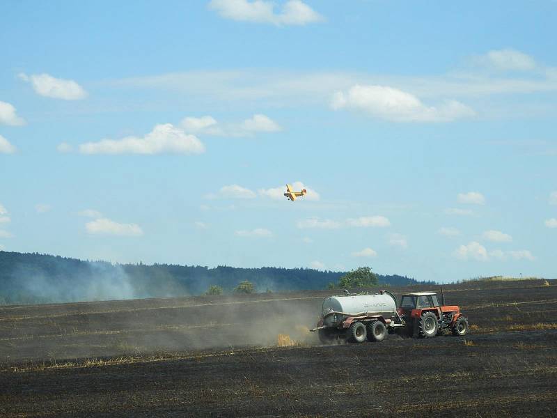 Požár zasáhl 22 hektarů pole.