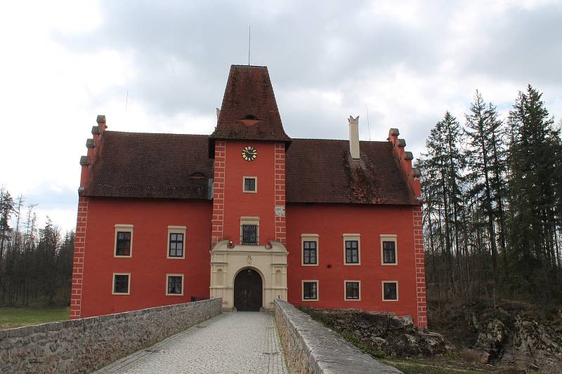 Rybník u zámku Červená Lhota je zatím stále vypuštěný.