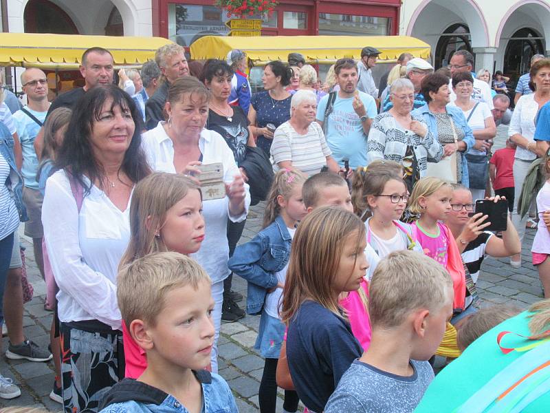 Letošní tradiční setkání vodníků, rusalek a dalších vodních bytostí bylo zahájeno v pátek 14. srpna na Masarykově náměstí v Třeboni.