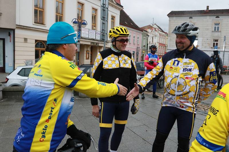 Příznivci jindřichohradecké cyklistiky uvítali nový rok tradiční vyjížďkou.