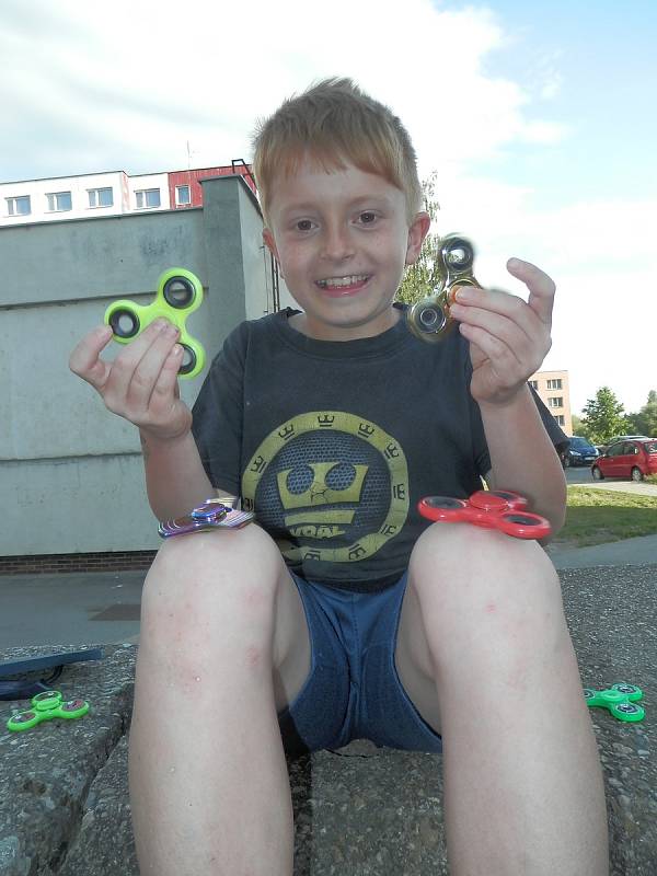 Fidget spinner je aktuálně mezi dětmi velkým hitem.