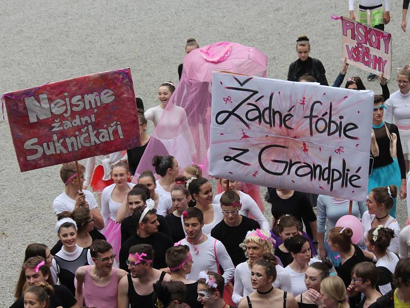 V pátek odpoledne se třetí zámecké nádvoří zaplnilo majálesovými maskami studentů čtyřech hradeckých středních škol.