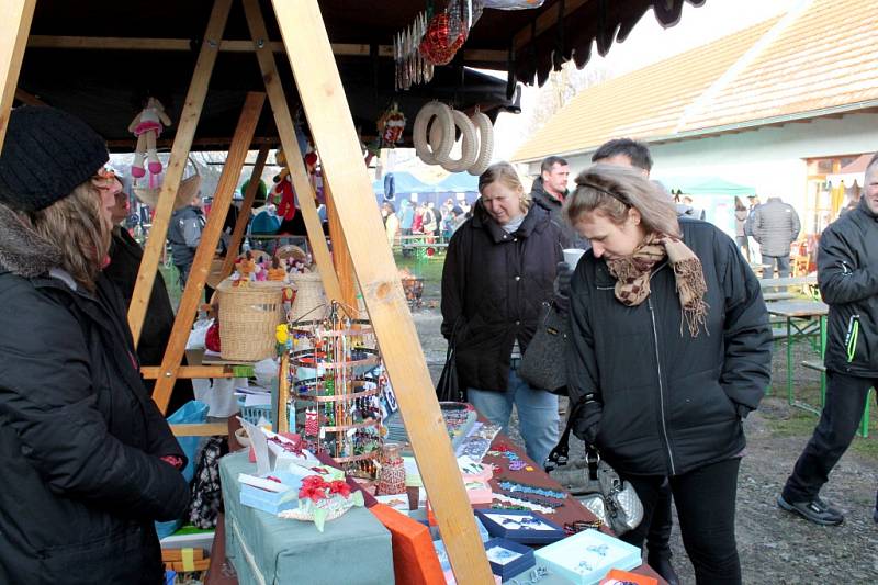 Vánoční otevřený dvůr v Plasné přiláká každoročně stovky návštěvníků. 