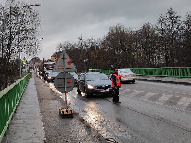 V pondělí začala v Jindřichově Hradci - ve Zbuzanech rekonstrukce dopravně zatížené výpadovky na Prahu. Jedná se o úsek od mostu přes Nežárku k nadjezdu ke školnímu statku.