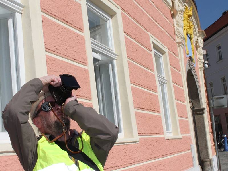 Lidé pozorovali zatmění Slunce i na jindřichohradeckém náměstí Míru.