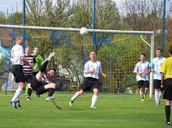 Fotbalisté Popelína překvapivě zvítězili v 21. kole okresního přeboru na hřišti třetího Kunžaku 3:0 a učinili tak výrazný krok k záchraně.