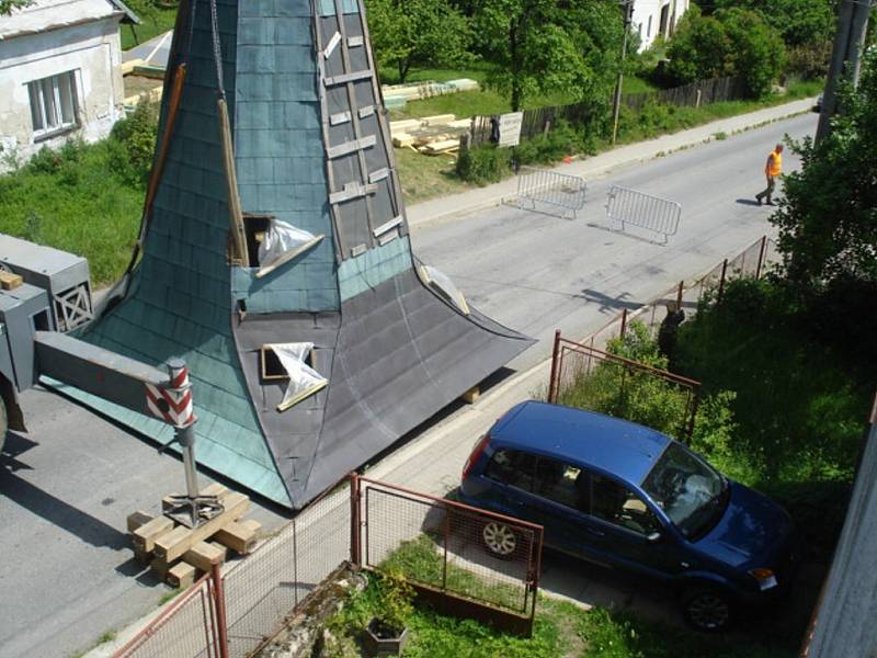 Sundavání střechy kostela ve Velké Lhotě na Dačicku. 