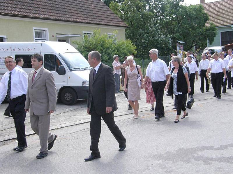 Nedělní slavnostní průvod v Nové Včelnici u příležitosti 20 let partnerství s bavorským Neuöttingem.