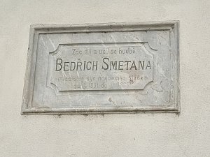 Pamětní deska připomínající působení Bedřicha Smetany v Jindřichově Hradci je na zdi bývalého panského pivovaru vedle budovy Muzea Jindřichohradecka.