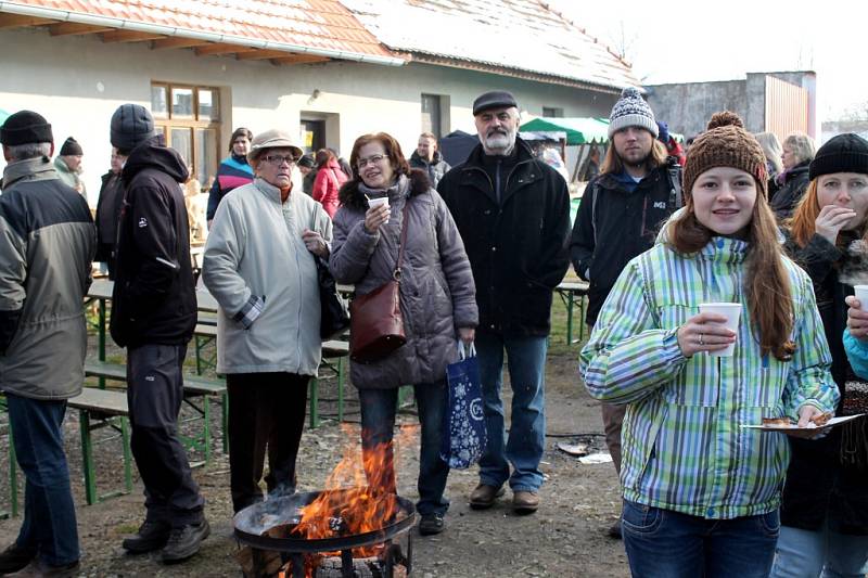 Vánoční otevřený dvůr v Plasné přiláká každoročně stovky návštěvníků. 