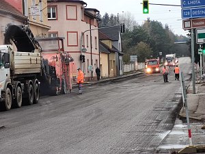 V pondělí začala v Jindřichově Hradci - ve Zbuzanech rekonstrukce dopravně zatížené výpadovky na Prahu. Jedná se o úsek od mostu přes Nežárku k nadjezdu ke školnímu statku.