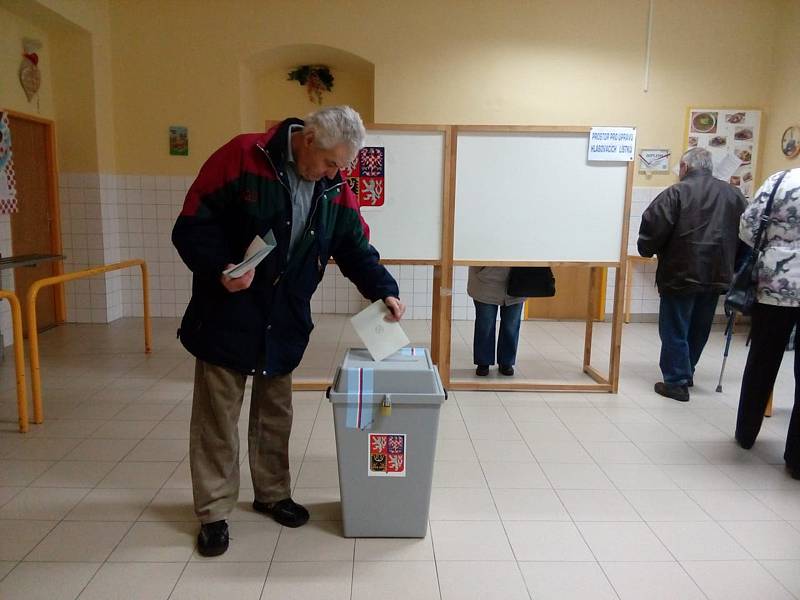 V jednom z největších okrsků, v Kardašově Řečici v okrsku s číslem 1, se před otevřením volební místnosti tvořily fronty.