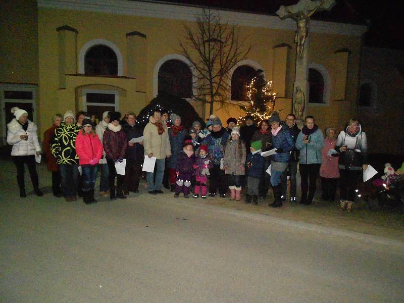 V Horní Pěně si koledy zazpívali u kostela.