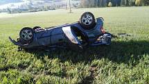 U Číměře na Jindřichohradecku auto po nehodě skončilo v poli. Zraněného řidiče odvezl vrtulník. foto HZS a Policie