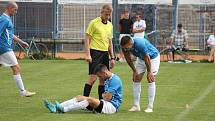 Fotbalisté Buku (v modrém) porazili v místním derby I. B třídy Horní Žďár 3:0.