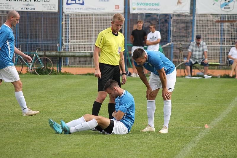 Fotbalisté Buku (v modrém) porazili v místním derby I. B třídy Horní Žďár 3:0.