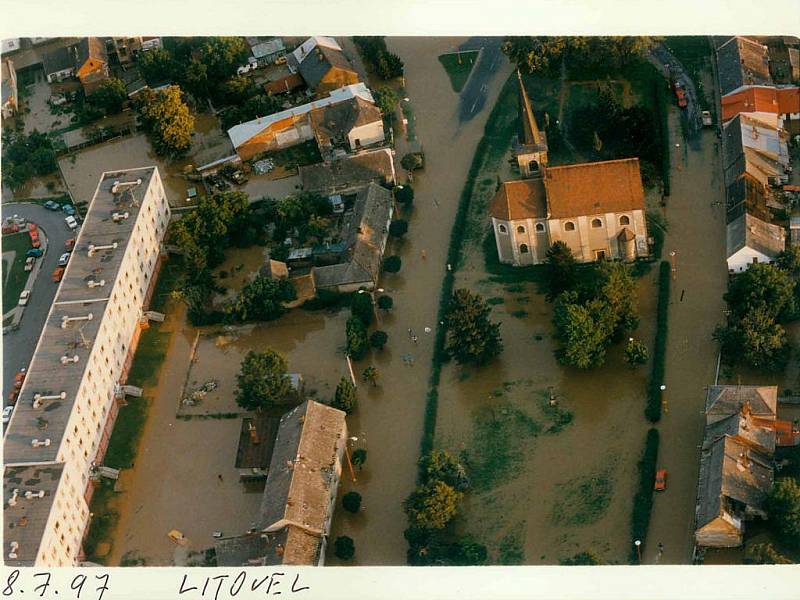 Povodně na Moravě v roce 1997 objektivem Deníku. Litovel, kde pomáhali při evakuaci obyvatel i jindřichohradečtí záchranáři.