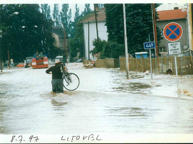 Povodně na Moravě v roce 1997 objektivem Deníku. Litovel, kde pomáhali při evakuaci obyvatel i jindřichohradečtí záchranáři.