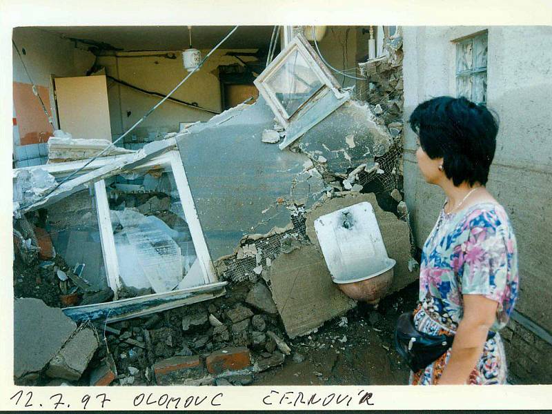 Povodně na Moravě v roce 1997 objektivem Deníku. Olomouc Černovír, kde pomáhali odklízet škody i jindřichohradečtí záchranáři.