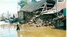 Povodně na Moravě v roce 1997 objektivem Deníku. Olomouc Černovír, kde pomáhali odklízet škody i jindřichohradečtí záchranáři.