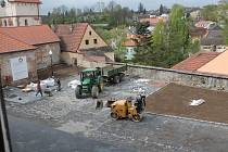 Práce na rekonstrukci parkoviště pod jezuitskou kolejí v Jindřichově Hradci budou pokračovat opravou opěrné zdi.