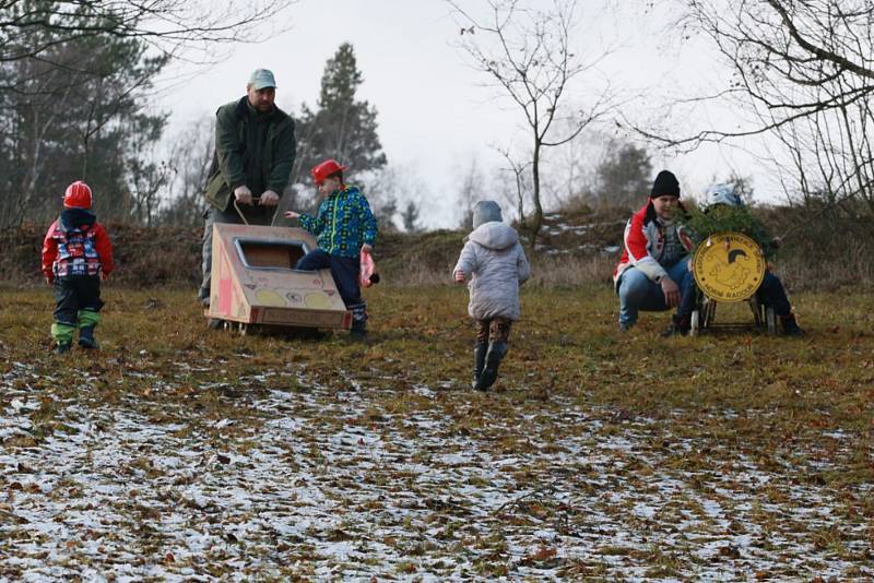 Při silvestrovském sjezdu v Horní Radouni se letos obešli i bez sněhu, vozítka jezdila na kolečkách.