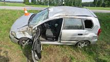 Předjíždění na mokré silnici u Protivína se řidič vymstilo. Po smyku se auto v příkopu několikrát převrátilo. Řidič utrpěl vážné zranění.